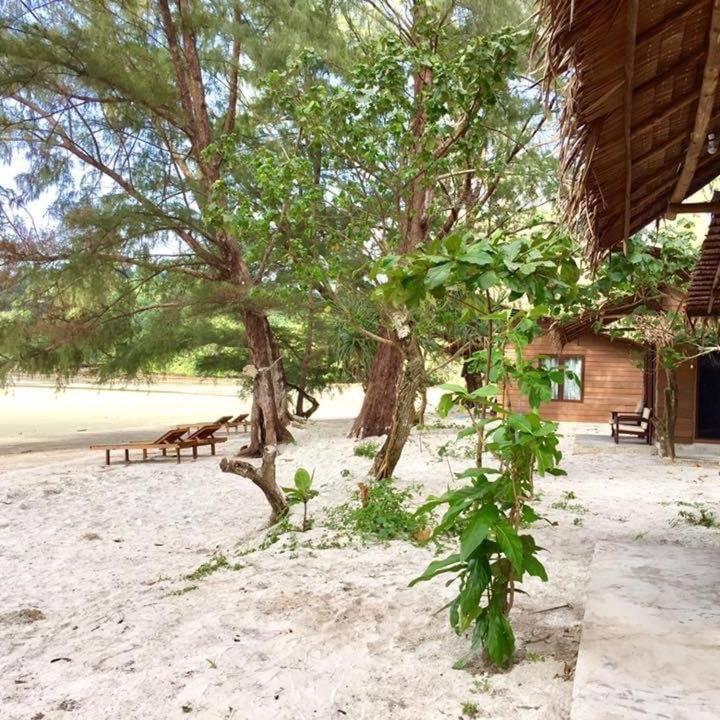 La Ong Lay Hotel Koh Phayam Exterior foto